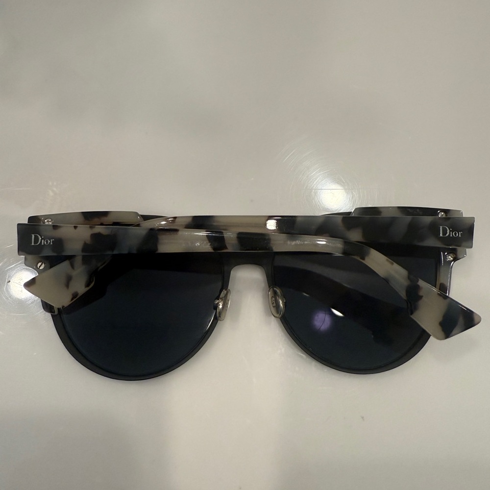 Dior Stylish Tortoise Shell Sunglasses - Picture 4 of 6